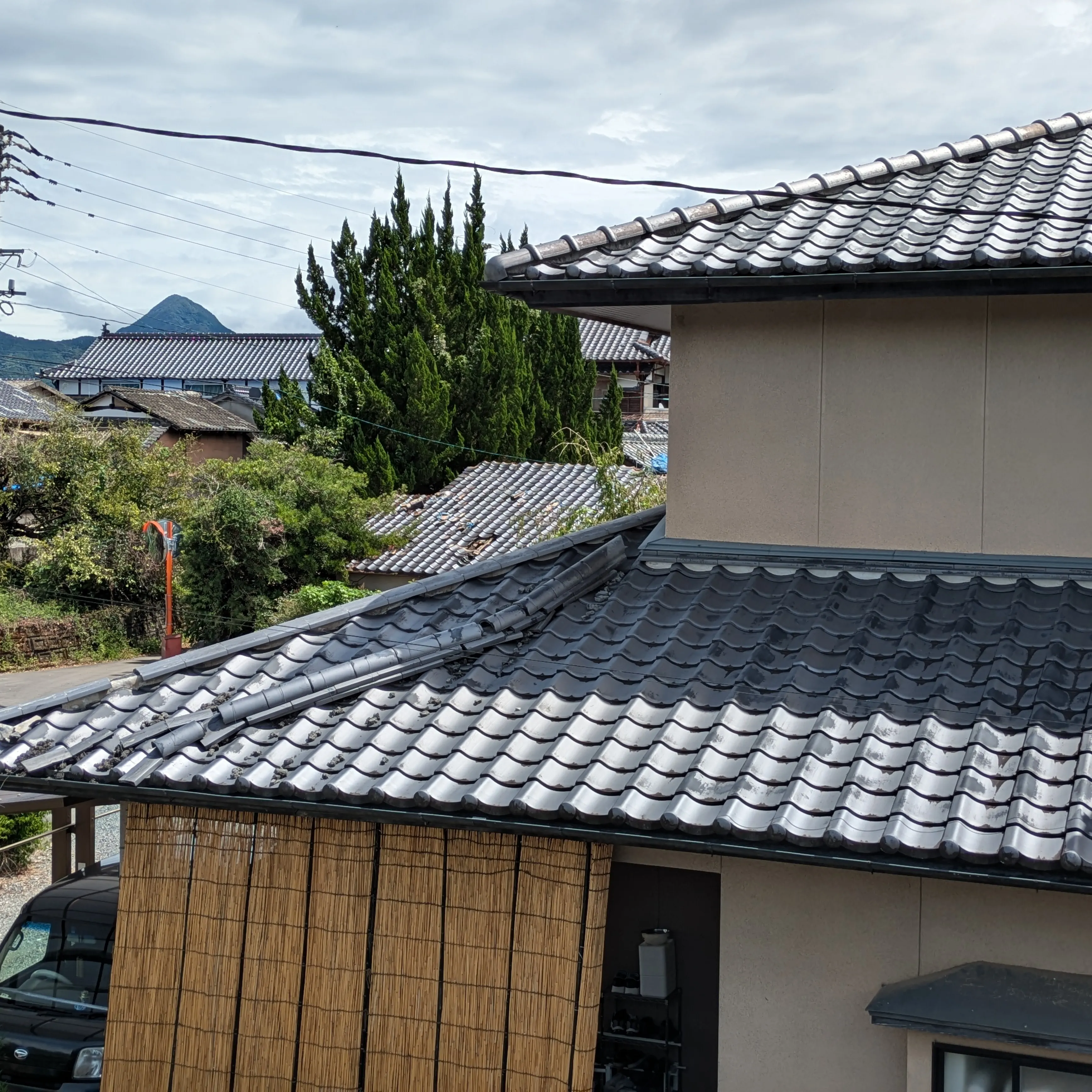 自分たちができることは、高所・勾配がある屋根の上で手元足元に...