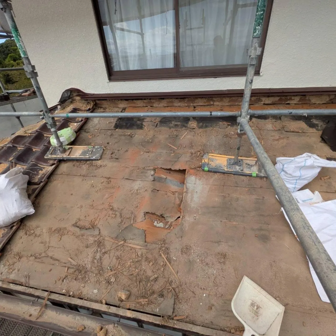 築48年、既存の野地板は5㍉のベニヤ板、で進行中の外壁塗装工...