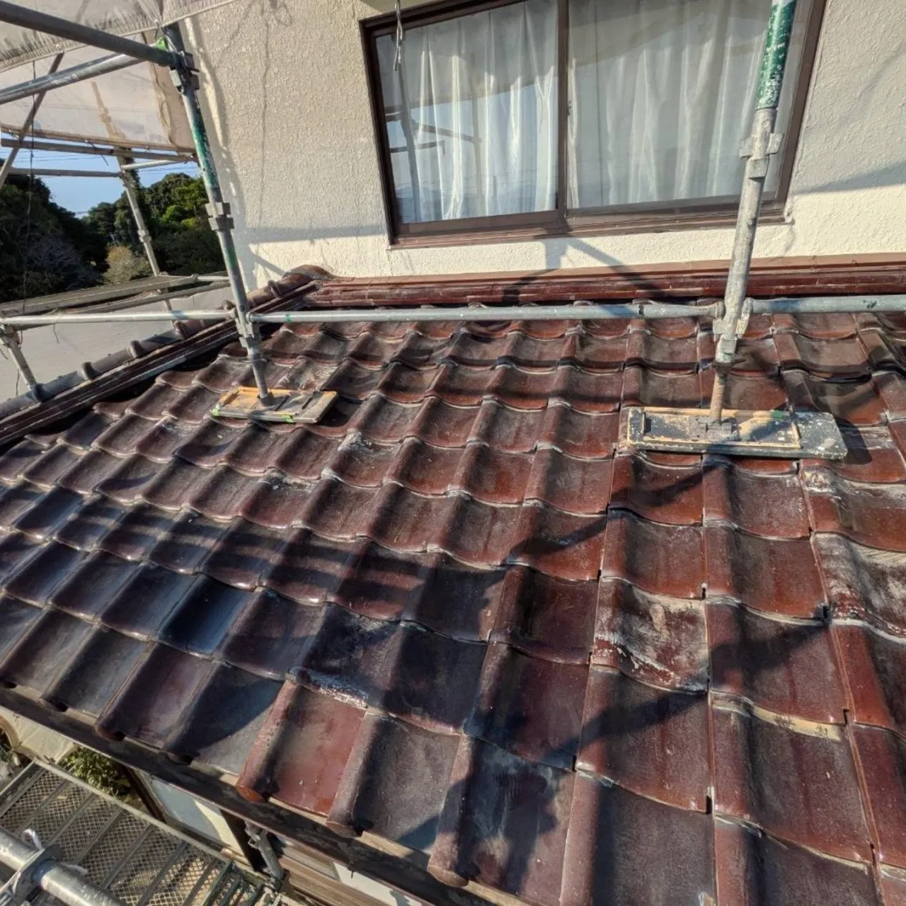 築48年、既存の野地板は5㍉のベニヤ板、で進行中の外壁塗装工...