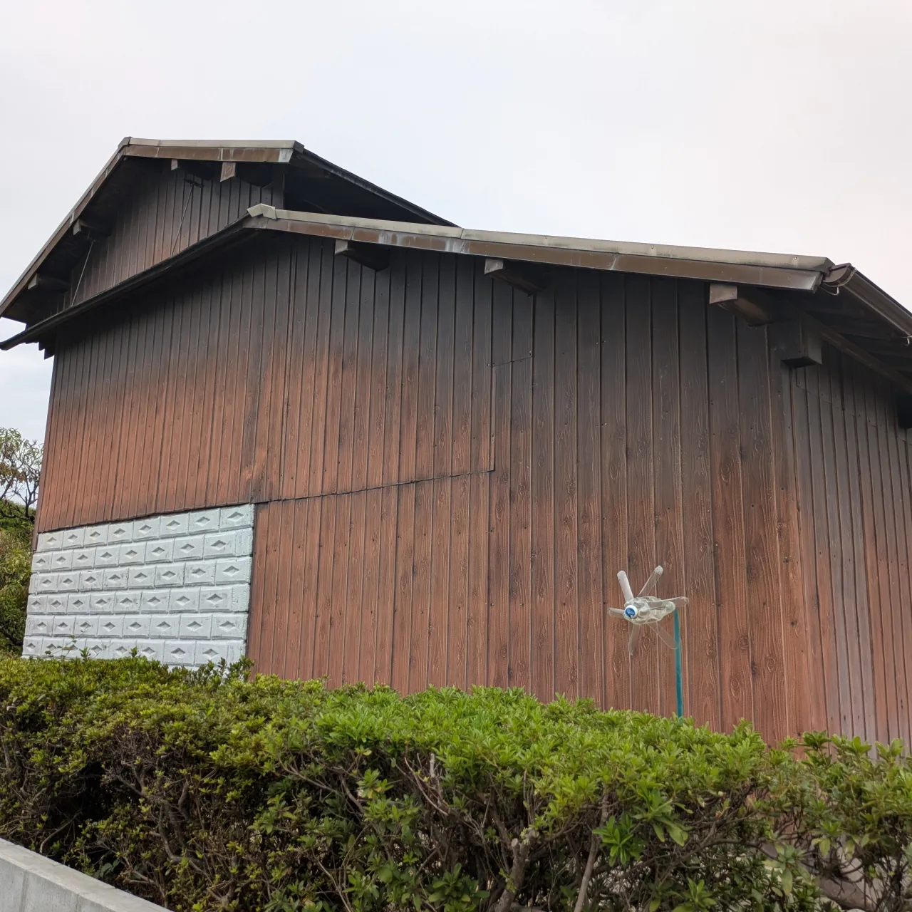 雨中の打ち合わせ。